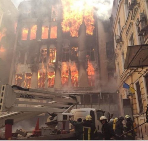 Трагедия на Троицкой: дыхательный аппарат, как щит, защитил пожарного от падающих обломков