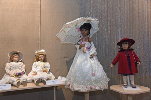 Лагерфельд в миниатюре, модные малышки и винтажные пупсы: в одесском музее воцарились куклы