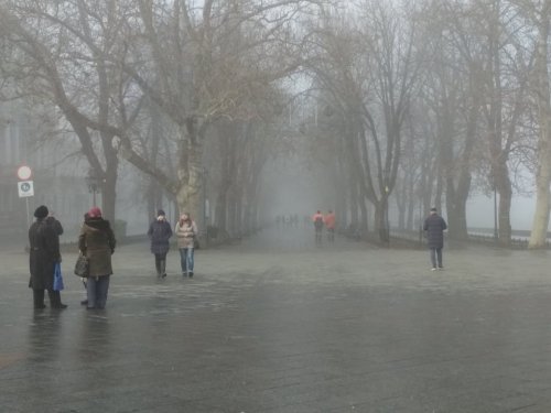 Густой туман накрыл Приморский бульвар в Одессе (фото)