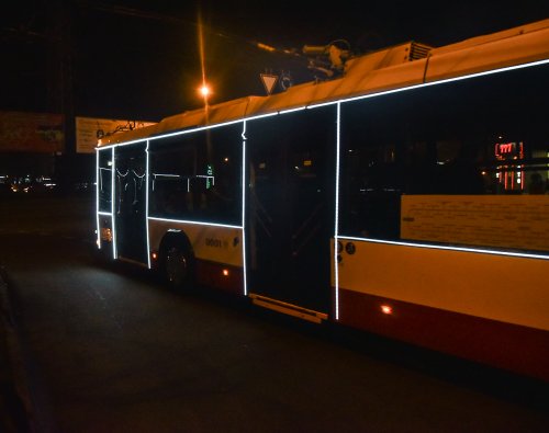 В Одессе светящиеся троллейбусы проехались предновогодним парадом (фото)
