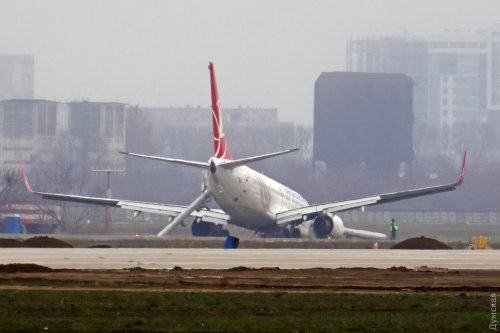 Новые подробности аварии турецкого «Боинга» в одесском аэропорту: самолет выкатился за взлетку, а потом&#133 вернулся