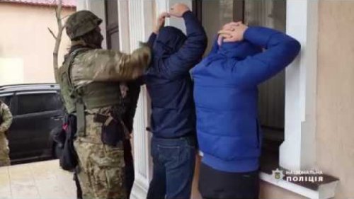 В центре Одессы едва не перестреляли друг друга сотрудники двух охранных фирм: замешан экс-нардеп и пострадала чужая машина (фото, видео)