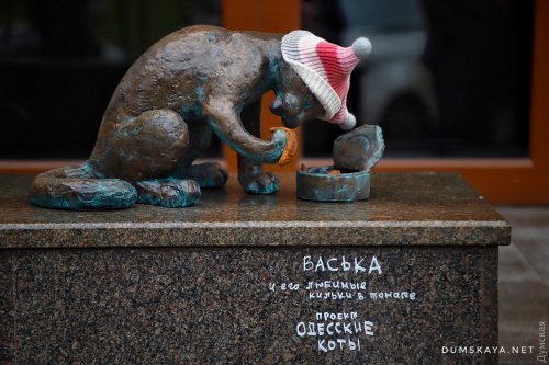Одесские коты: возле ресторана на Греческой открыли памятник любителю кильки в томате