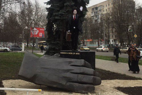 В Одессе поставили скульптуру весом в 3,5 тонны (фото)