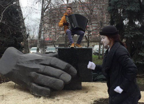 В Одессе поставили скульптуру весом в 3,5 тонны (фото)