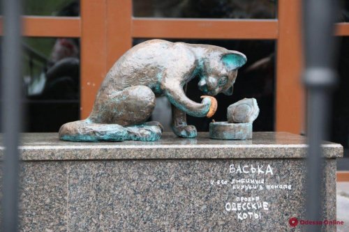 В центре Одессы появилась новая кошачья скульптура