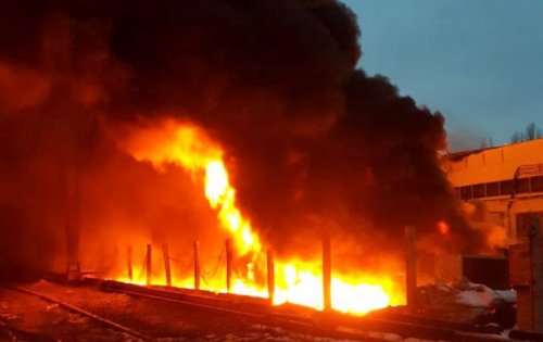В Полтаве тушат масштабный пожар на складах
