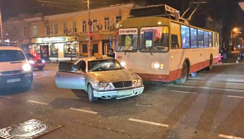 В центре Одессы столкнулись троллейбус и такси