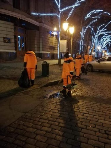 Как убирали Одессу после празднования Нового Года (фото)