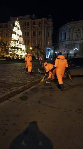 Как убирали Одессу после празднования Нового Года (фото)