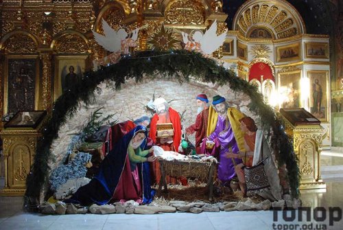 В Болграде прихожан встречали празднично украшенные храмы (фото)