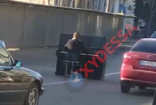 В Одессе неизвестный играл на пианино прямо на проезжей части (видео)