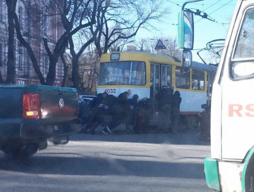 В Одессе трамвай толкали пассажиры — за это накажут водителя