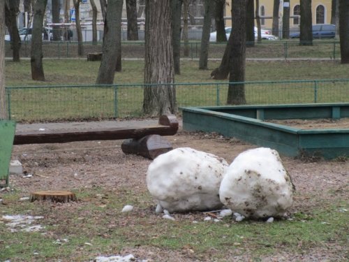 В одесском парке играют в снежки и лепят снеговиков (фото)