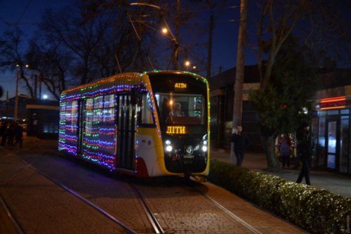 В Одессе прошел еще один Рождественский парад трамваев: акцию повторили ради воспитанников приютов