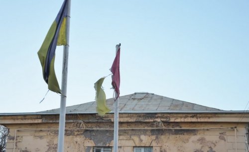 В центре Одессы национальный флаг и флаг города выглядят не лучшим образом (фото)