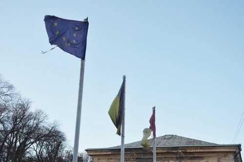 В центре Одессы национальный флаг и флаг города выглядят не лучшим образом (фото)