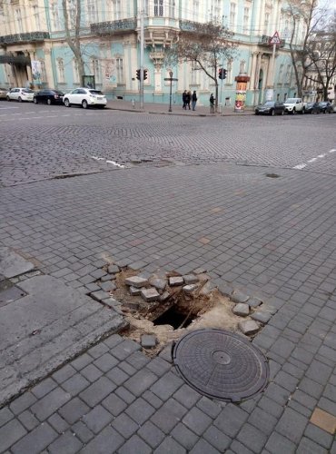 Одесский художник пометил яму искусством. Коммунальщики сломали инсталляцию через полчаса