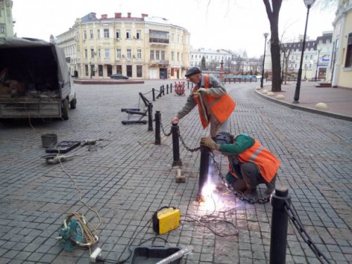 Ночью вандалы разрушили ограду на Греческой площади Одессы