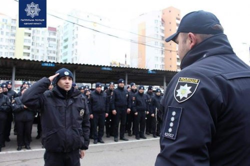 В Одессе 30 новобранцев получили погоны патрульных. Им обещают квартиры в лизинг и зарплату от 12 тыс. гривен