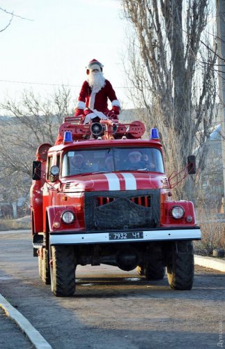 В райцентре Одесской области Дед Мороз приехал к детям на пожарной машине (фото, видео)