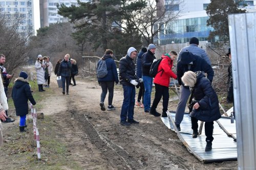 Одесситы сломали забор стройки в парке «Юность»