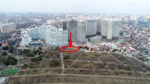 Одесситы сломали забор стройки в парке «Юность»