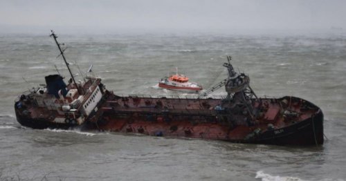 Собственник затонувшего в Одессе танкера кормит власти завтраками: в АМПУ говорят, что могут поднять судно своими силами