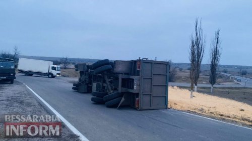 В Одесской области перевернулся грузовик с зерном (фото)