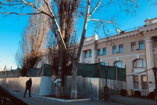 Кадр одесского дна: напротив вокзала строят капитальное здание на тротуаре