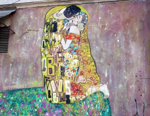 На облезлой одесской стене появился «Поцелуй» Климта