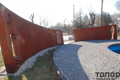 В Болграде памятник опять не выдержал погодных условий