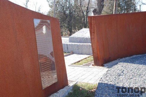 В Болграде памятник опять не выдержал погодных условий