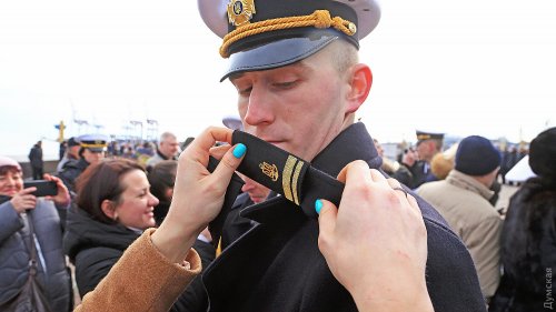 Погоны от мамы, монеты на счастье и керченские герои: Одесская морская академия выпустила молодых лейтенантов