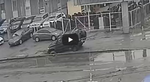 На одесском тротуаре застрял джип (видео)