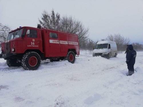 В сугробах в Одесской области застряли десятки автомашин (фото, видео)