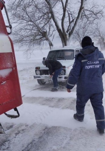 В сугробах в Одесской области застряли десятки автомашин (фото, видео)