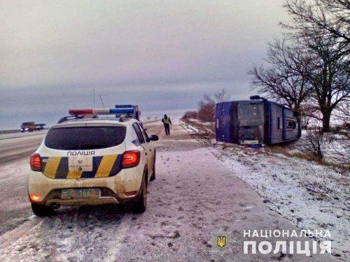 Рейсовый автобус Одесса-Киев перевернулся с пассажирами на скользкой трассе