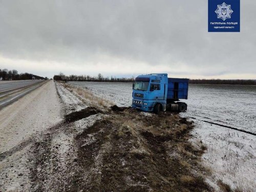 6 грузовиков и 5 автобусов пострадали из-за снежного шторма в Одесской области