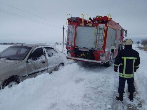 6 грузовиков и 5 автобусов пострадали из-за снежного шторма в Одесской области