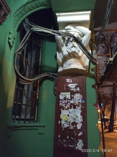 Кадр одесского дна: кибер-атланты на Гоголя после реставрации дома