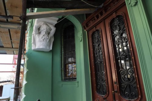 Кадр одесского дна: кибер-атланты на Гоголя после реставрации дома