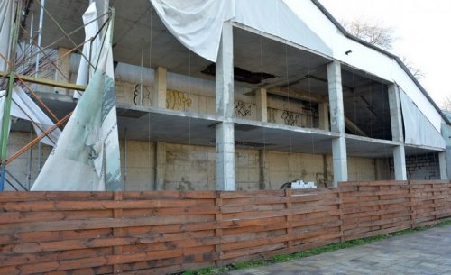 Результаты непогоды: в Греческом парке обнажились «внутренности» старого ресторана (фото)