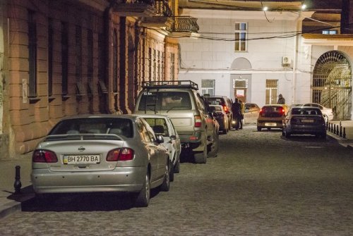 Воронцовский переулок в центре Одессы снова полон автомобилей (фото)