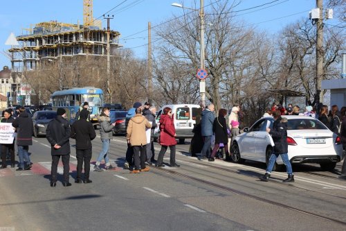 Одесситы перекрыли Фонтанскую дорогу, требуя прекратить застройку пляжных территорий