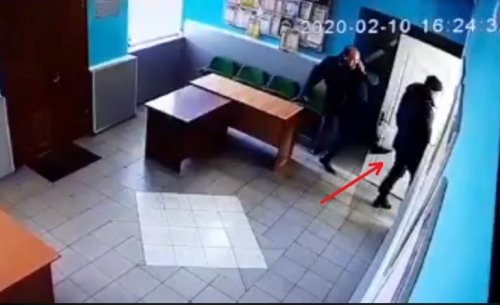 Скандал в Арцизе: местный депутат исподтишка ударил юриста горсовета (видео)