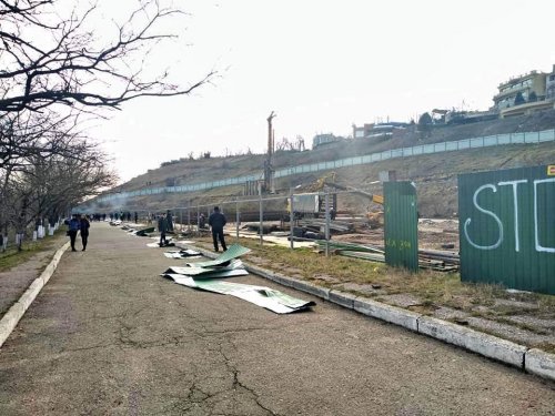 На 13-й станции Большого Фонтана активисты снесли забор скандальной стройки