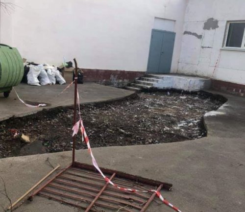 Из-за пролитого лизола на территории одесской школы вырезали кусок асфальта