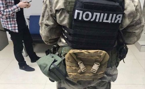 Полиция обыскивает патриотических киберактивистов из-за матов на табло одесского аэропорта