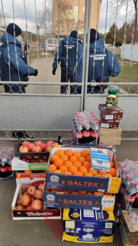 Переселенцы из Донбасса привезли продукты эвакуированным из Китая украинцам
